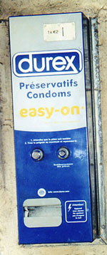 http://www.cortland.edu/flteach/civ/famill/condom.jpg